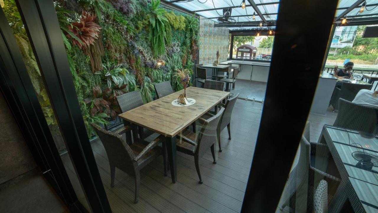 Frankie'S Inn Jomtien Beach Exterior photo