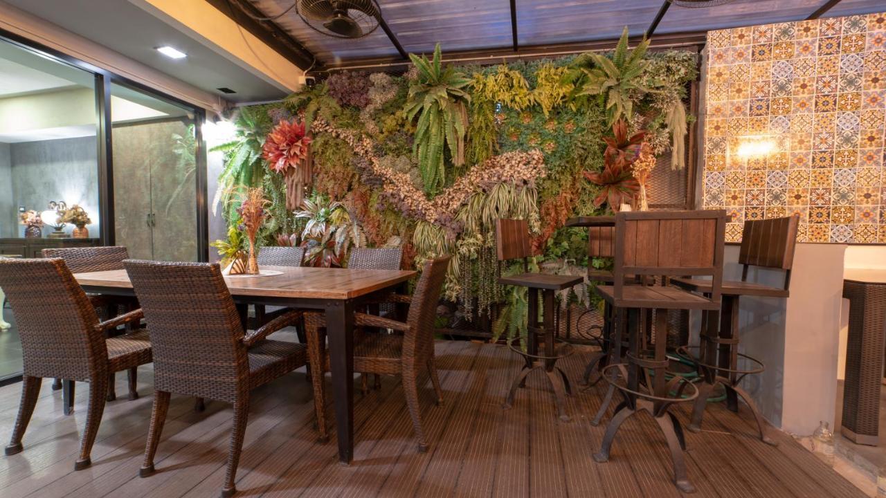 Frankie'S Inn Jomtien Beach Exterior photo